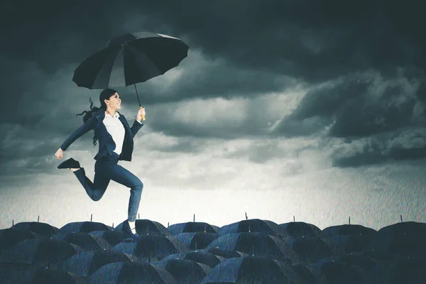 Vrouwelijke Manager Die Een Paraplu Vasthoudt Terwijl Hij Boven Een — Stockfoto