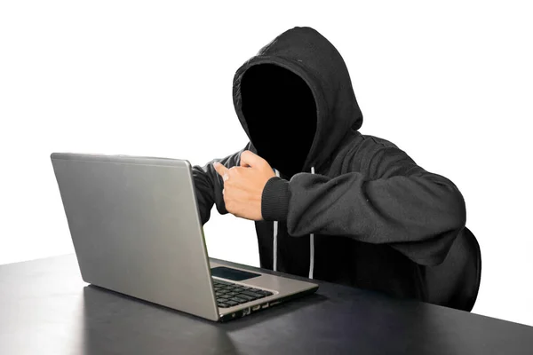 Feche Hacker Mostrando Dedo Médio Tela Laptop Enquanto Está Sentado — Fotografia de Stock