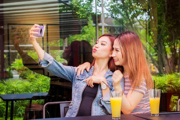 Lesbisch Paar Het Nemen Van Selfie Foto Samen Met Een — Stockfoto