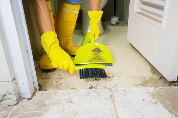 Close Mãos Empregada Varrendo Poeira Chão Usar Vassoura Batedor Dustpan — Fotografia de Stock