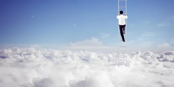 Rückansicht Eines Jungen Geschäftsmannes Der Auf Einer Leiter Richtung Himmel — Stockfoto