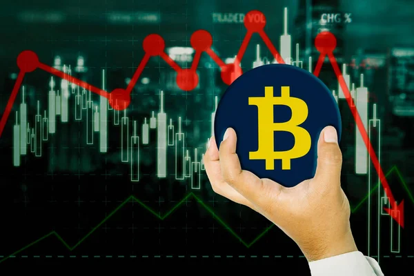 Primer Plano Mano Del Hombre Negocios Sosteniendo Bitcoin Con Disminución —  Fotos de Stock
