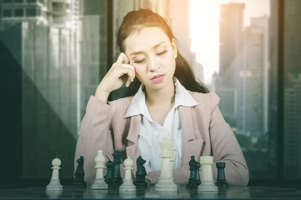 Podnikatelka Vypadá Zmateně Při Hraní Šachové Hry Posezení Městskou Pozadí — Stock fotografie