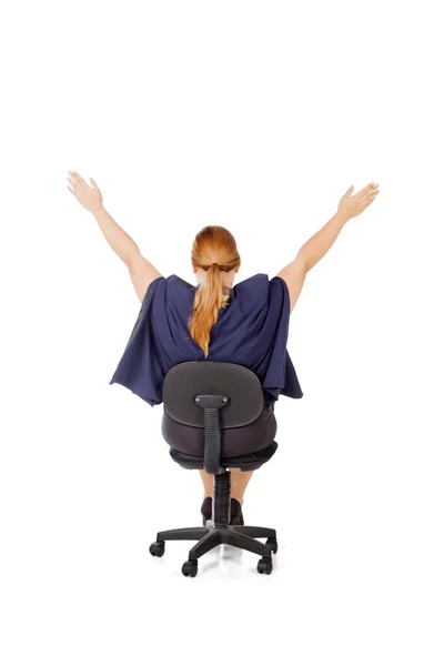 后视镜下肥胖的女商人坐在椅子上 举手表决在工作室里的成功 因白人背景而被隔离 — 图库照片