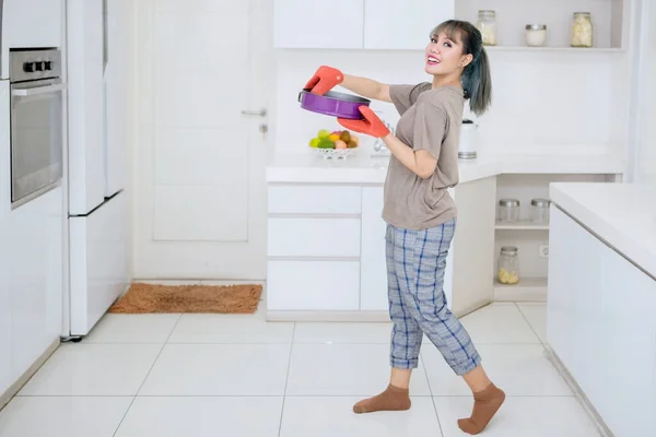 Молодая Женщина Выражает Свое Счастье Держа Руках Поднос Выпечки Кухне — стоковое фото