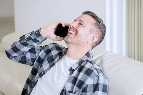 Šťastný Mladý Muž Telefonuje Zatímco Sedí Gauči Zastřelen Doma — Stock fotografie