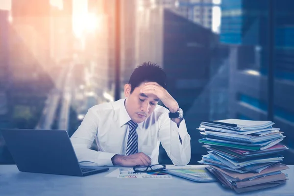 Przepracowany Biznesmen Cierpiący Ból Głowy Podczas Pracy Stosem Dokumentów Biurze — Zdjęcie stockowe