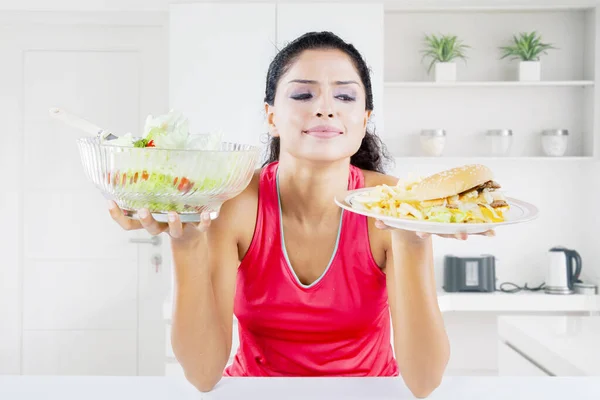 Young Woman Glancing Fast Food While Try Choose Healthy Unhealthy — Stock Photo, Image