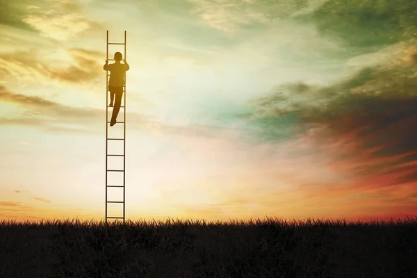 Silhouet Van Zakenman Klimmend Een Ladder Bij Zonsondergang Met Schemering — Stockfoto