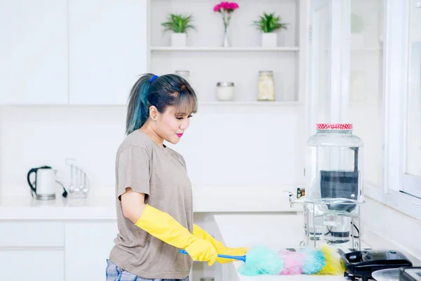 Retrato Mesa Limpeza Jovem Mulher Com Uma Escova Espanador Cozinha — Fotografia de Stock