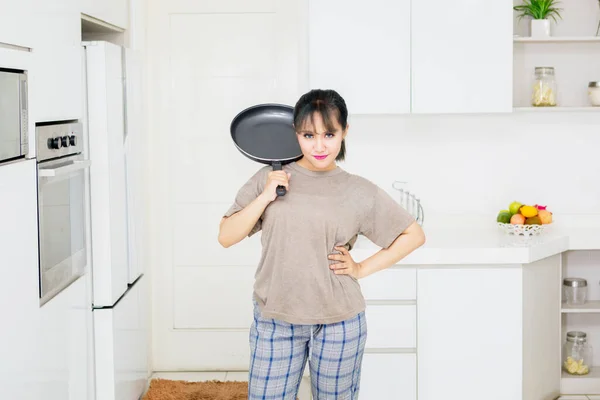 Hermosa Mujer Joven Sosteniendo Una Sartén Mientras Está Pie Cocina — Foto de Stock