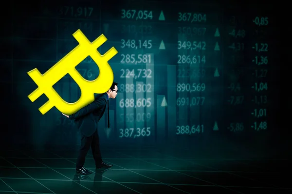 Zijaanzicht Van Mannelijke Manager Met Bitcoin Symbool Tijdens Het Lopen — Stockfoto