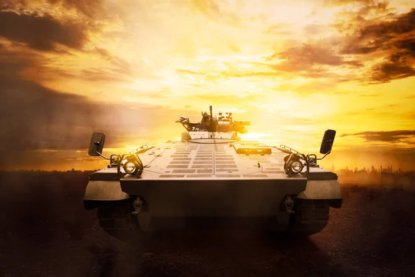 Nahaufnahme Eines Militärpanzers Mit Stadtbild Hintergrund Der Dämmerung — Stockfoto
