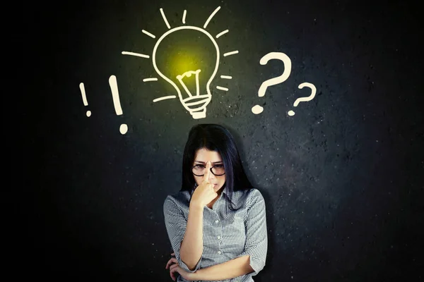 Businesswoman Concentrating While Standing Bright Light Bulb Question Mark — Foto Stock