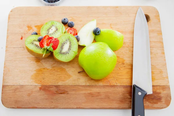 Close Knife Slices Fruits Wooden Board Isolated White Background — Foto de Stock
