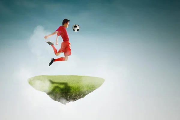 Fußballer Springt Mit Ball Auf Schwimmender Insel Mit Blauem Himmel — Stockfoto