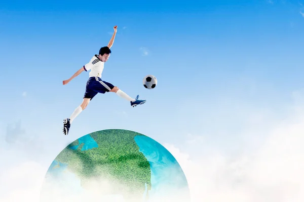 Fußballer Kickt Ball Beim Sprung Auf Die Weltkugel Mit Blauem — Stockfoto
