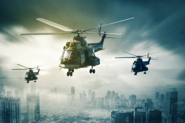 Sabahleyin sisli şehrin üzerinde uçan üç askeri helikopteri kapatın.