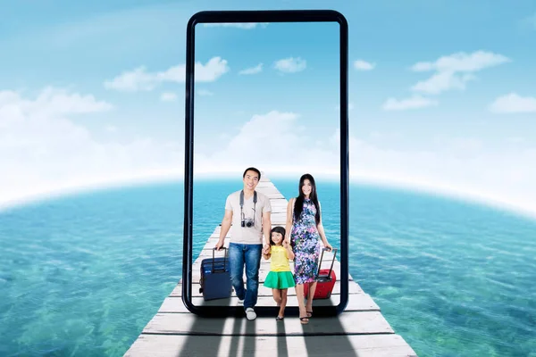 Young Family Taking Photo Selfie Cellphone While Walking Wooden Jetty — Stok fotoğraf