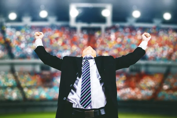 Szczęśliwy Biznesmen Podnosząc Ręce Świętowania Jego Zwycięstwo Stojąc Stadionie Piłkarskim — Zdjęcie stockowe