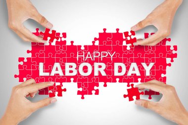 Stüdyoda dört el yapboz hazırlarken mutlu bir doğum günü mesajı at. Beyaz arkaplanda izole