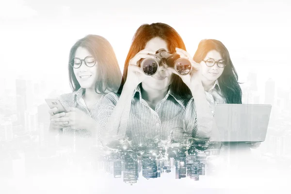 Doppia Esposizione Donna Affari Impegnata Lavorare Con Laptop Binocoli Mentre — Foto Stock