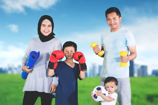 Şehir Modern Geçmişiyle Parkta Duran Müslüman Aile Spor Malzemelerini Tutuyor — Stok fotoğraf