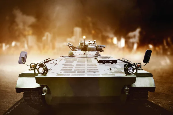 Nahaufnahme Eines Militärpanzers Mit Brennendem Hintergrund Auf Dem Kriegsfeld — Stockfoto