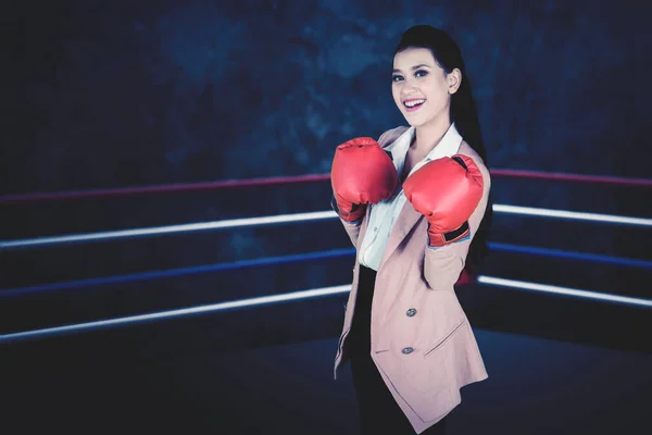 Femme Manager Portant Des Gants Boxe Debout Sur Ring Avec — Photo