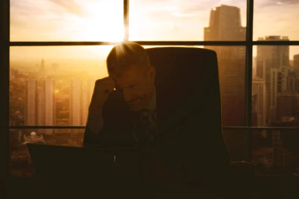 Silhouette Stressed Businessman Working Laptop Office While Sitting Sunlight Dusk — Zdjęcie stockowe