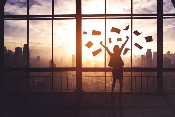 Silhouette Donna Affari Che Esprime Felice Alzando Mani Mentre Lancia — Foto Stock