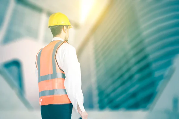 Low Angle View Male Engineer Wearing Uniform While Standing Skyscraper — Stock Photo, Image