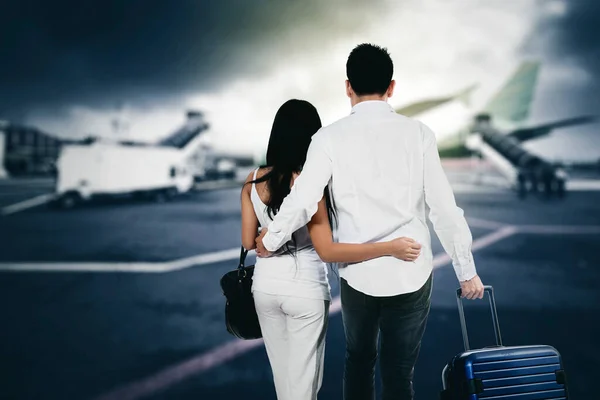 Rear View Young Couple Carrying Luggage While Standing Airport Airplane — Stock Photo, Image