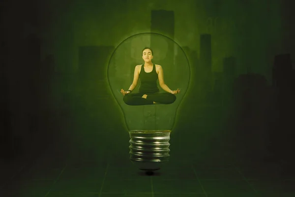 Ung Kvinna Gör Yoga Motion Samtidigt Levitera Inuti Glödlampa Med — Stockfoto