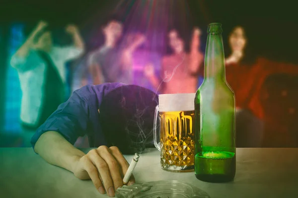 Close Drunk Man Holding Cigarette While Sleeping Nightclub Dancing People — Stock Photo, Image