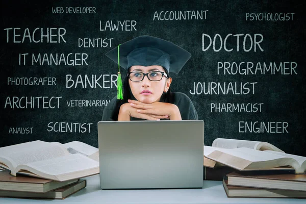 College Studentin Trägt Abschlussklamotten Während Sie Über Ihren Zukünftigen Beruf — Stockfoto