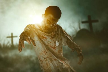 Korku Cadılar Bayramı konsepti. Yerden yükseldikten sonra sisli mezarlıkta yürüyen ürkütücü erkek hayalet.