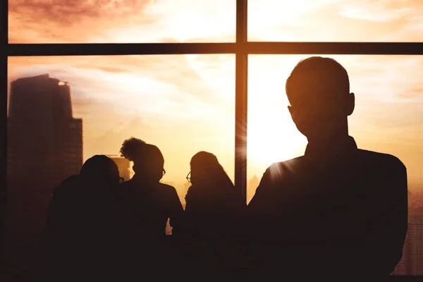 Silhouette Male Manager Standing His Employees Office Window Dusk Sunlight — Stockfoto