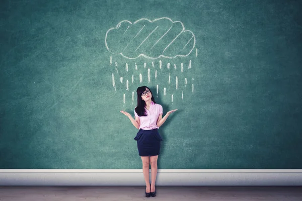 Empresaria Confusa Encogiendo Las Manos Mientras Está Pie Bajo Lluvia —  Fotos de Stock