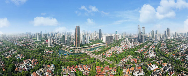 ДЖАКАРТА - Индонезия. 15 августа 2022 года: Панорама пригородных домов с высотным фоном в центре Джакарты