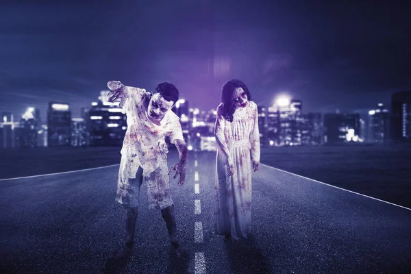 Deux Zombies Effrayants Marchant Sur Route Avec Fond Ville Lumineux — Photo