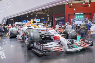 Tangerang - Endonezya. 22 Ağustos 2022: Honda F1 yarış arabası Gaikindo Endonezya Uluslararası Otomobil Fuarı 2022 etkinliğinde sergilendi