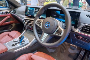 Tangerang - Endonezya. 22 Ağustos 2022: Lüks BMW X3 M 'nin iç mekanı Endonezya Uluslararası Otomobil Fuarı 2022' de sergilendi.