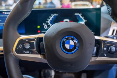 Tangerang - Endonezya. 22 Ağustos 2022: BMW 'nin modern direksiyonunun kapanışı GAIKINDO Uluslararası Otomobil Fuarı (GIIAS) 2022