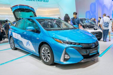 Tangerang - Endonezya. 22 Ağustos 2022: Yeni Toyota Prius PHEV arabası Gaikindo Uluslararası Otomobil Fuarı 2022 'de sergilendi