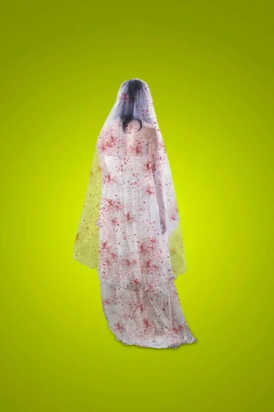 Vista Trasera Del Fantasma Femenino Con Vestido Novia Mientras Está — Foto de Stock