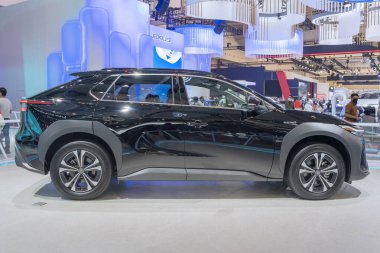 Tangerang - Endonezya. 22 Ağustos 2022: Gaikindo Endonezya Uluslararası Otomobil Fuarı 2022 etkinliğinde Toyota BZ 4x 'in yan görüntüsü sergilendi