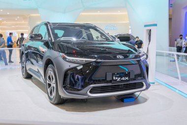 Tangerang - Endonezya. 22 Ağustos 2022: Toyota BZ 4x arabası Gaikindo Endonezya Uluslararası Otomobil Fuarı 2022 etkinliğinde sergilendi