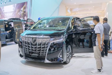 Tangerang - Endonezya. 22 Ağustos 2022: Toyota yeni Alphard otomobil Gaikindo Endonezya Uluslararası Otomobil Fuarı 2022 etkinliğinde sergilendi