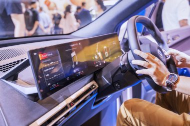 Tangerang - Endonezya. 22 Ağustos 2022: BMW 'yi deneyen bir ziyaretçinin kapatılması GAIKINDO Uluslararası Otomobil Fuarı (GIIAS) 2022 yılındaki iX arabası